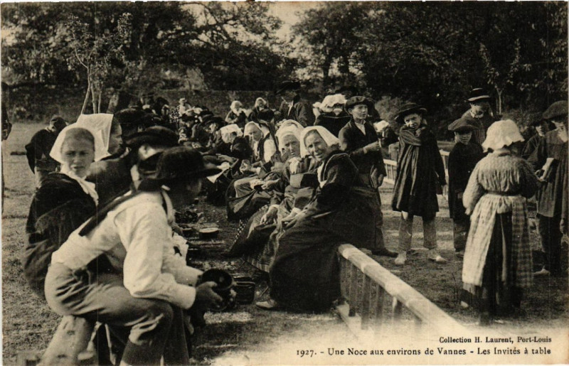 Carte postale ancienne Une Noce aux Environs de Vannes - Les Invités á Table - Folklore