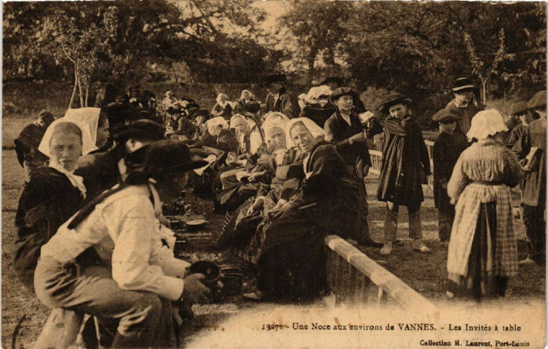Carte postale ancienne Une Noce aux environs de Vannes - Les Invités á Table - Folklore
