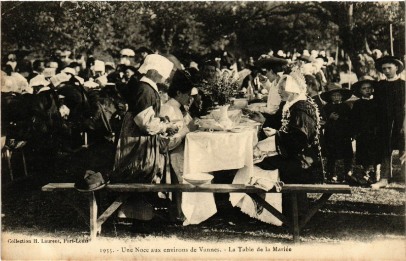 Carte postale ancienne Une Noce aux environs de Vannes - La Table de la Mariée