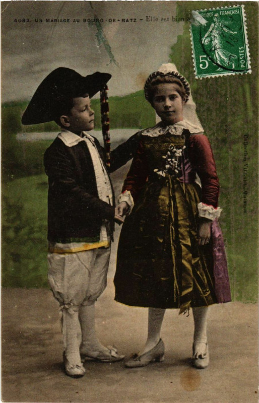 Carte postale ancienne Un Mariage au Bourg-de-Batz - Folklore - Types