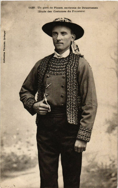 Carte postale ancienne Un gars de Ploaré - Environs de Douarnenez - Folklore - Types