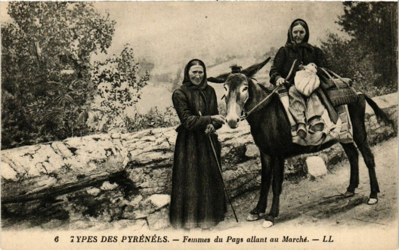 Carte postale ancienne Types Des Pyrénées - Femmes du Pays allant au Marché - Folklore