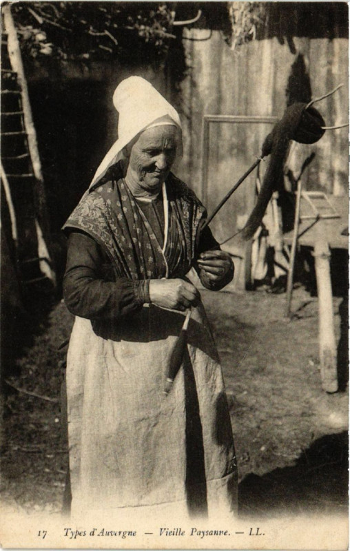 Carte postale ancienne Types d'Auvergne - Vieille Paysanne - Folklore - Types