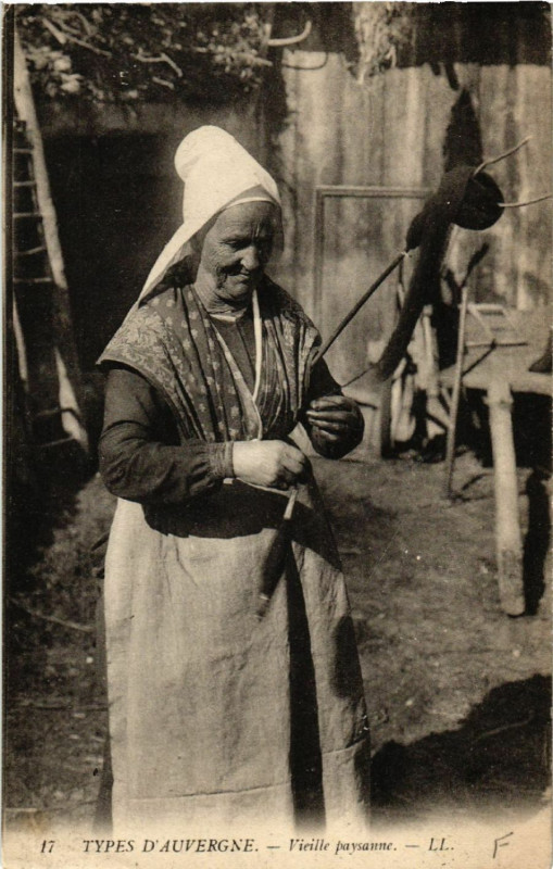 Carte postale ancienne Types D'Auvergne - Vieille Paysanne - Folklore - Types