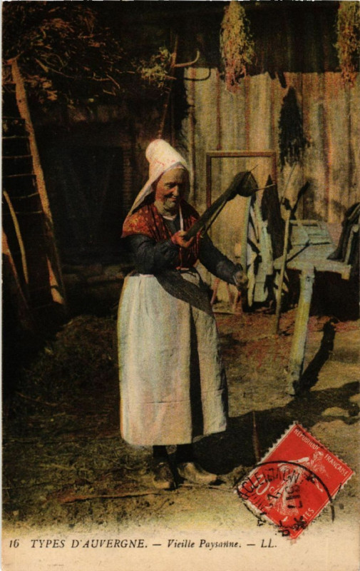 Carte postale ancienne Types D'Auvergne - Vieille Paysanne - Folklore - Types