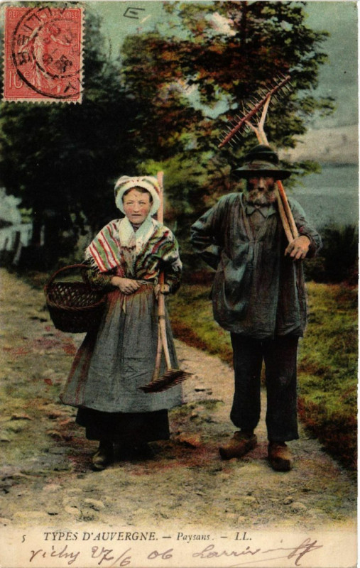 Carte postale ancienne Types d'Auvergne - Paysans - Folklore - Types