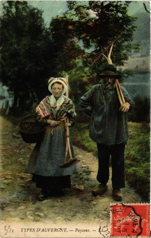 Carte postale ancienne Types d'Auvergne - Paysans - Folklore - Types