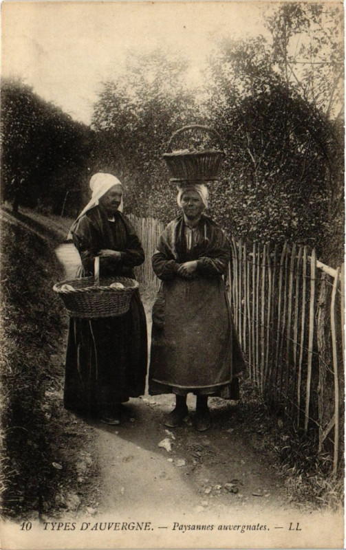 Carte postale ancienne Types d'Auvergne - Paysannes Auvergnates - Folklore - Types