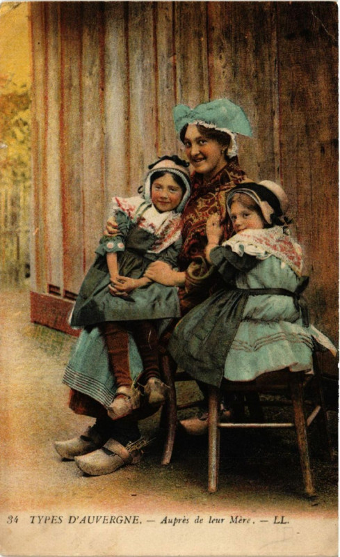 Carte postale ancienne Types d'Auvergne - Auprés de leur Mére - Folklore - Types