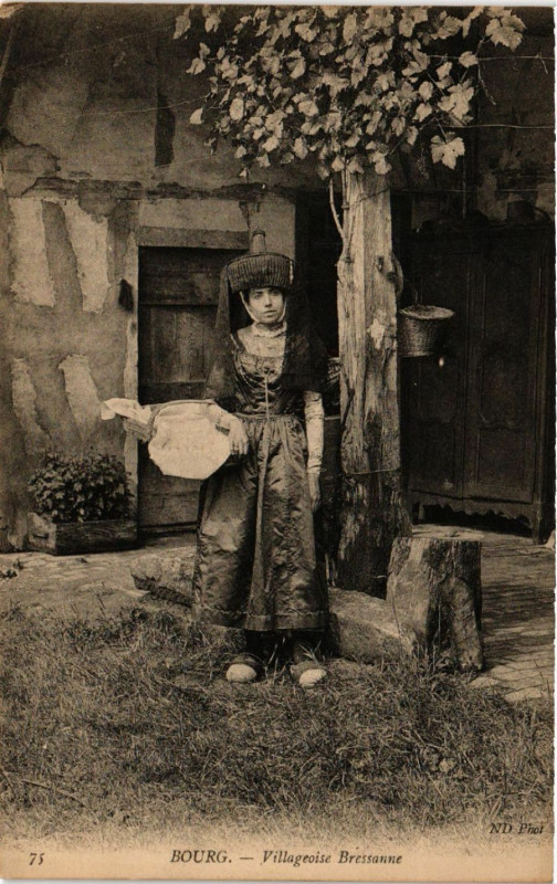 Carte postale ancienne Bourg - Villageoise Bressanne - Folklore - Types