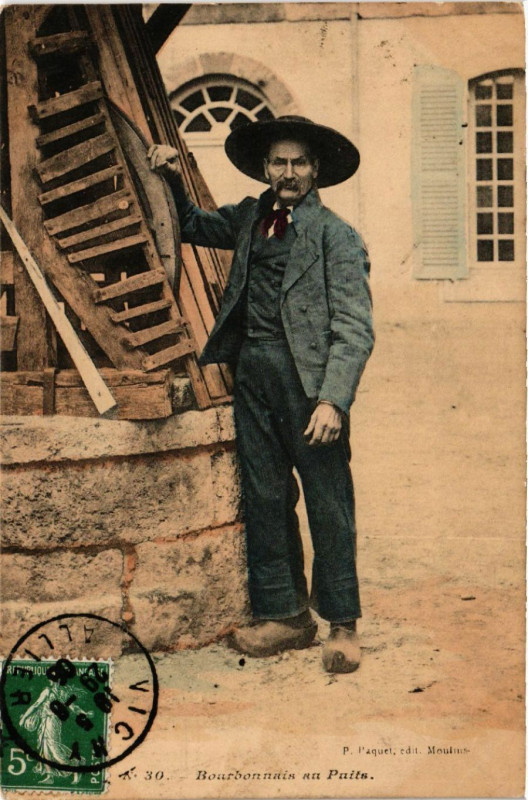 Carte postale ancienne Bourbonnais au Puits - Folklore - Types