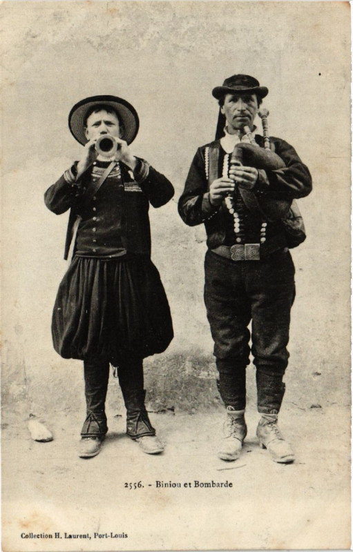 Carte postale ancienne Biniou et Bombarde - Folklore - Types