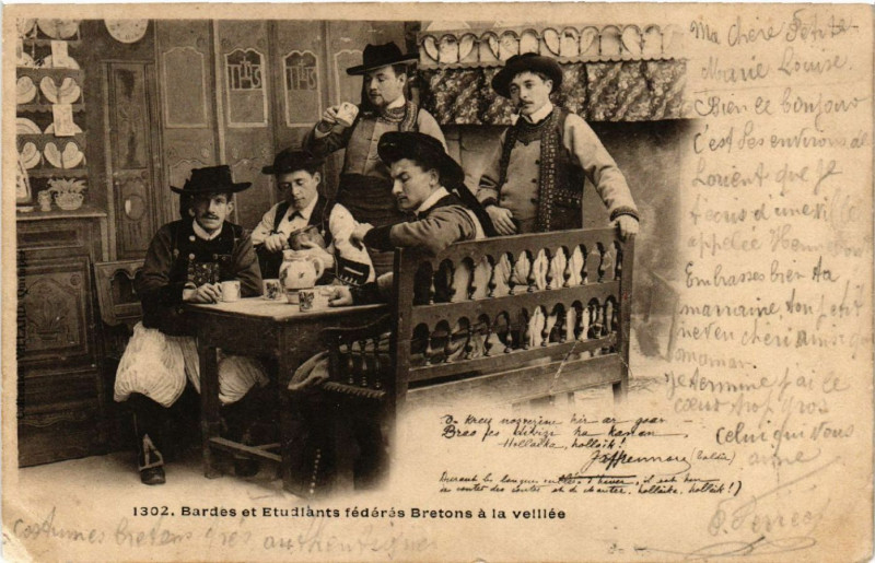 Carte postale ancienne Bardes et Etudiants federes Bretons á la veillée - Folklore