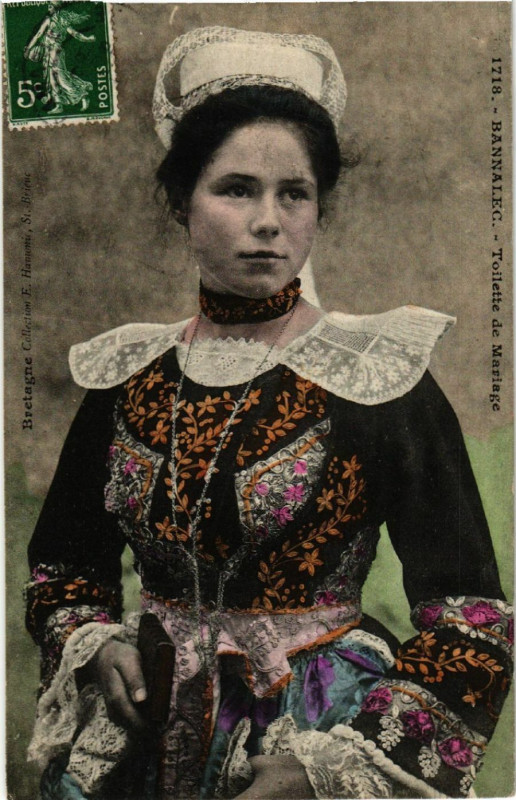 Carte postale ancienne Bannalec - Toilette de Mariage - Folklore - Types