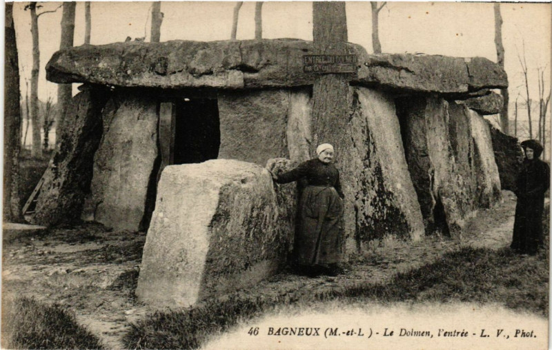 Carte postale ancienne Bagneux - Le Dolmen - l'entrée - Folklore - Types