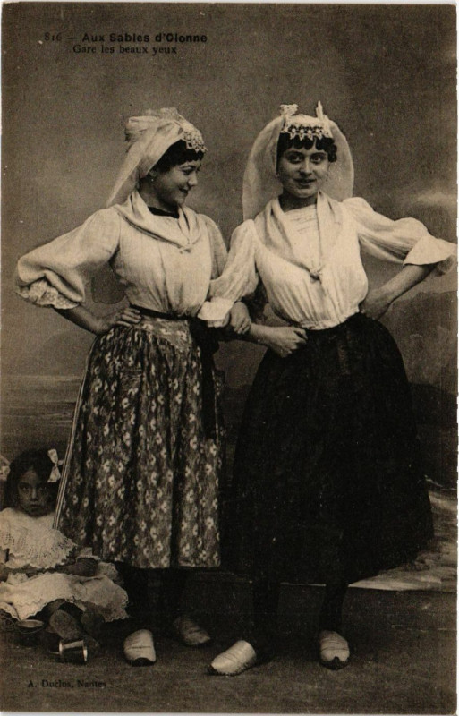Carte postale ancienne Aux Sables d'Olonne - Gare les beaux yeux - Folklore - Types