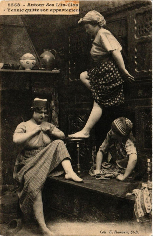 Carte postale ancienne Autour des Lits-Clos - Yennic quitte son appartement - Folklore
