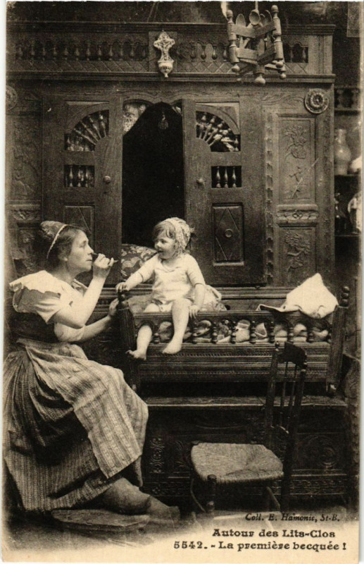 Carte postale ancienne Autour des Lits-Clos - La primiere becquée - Folklore - Types