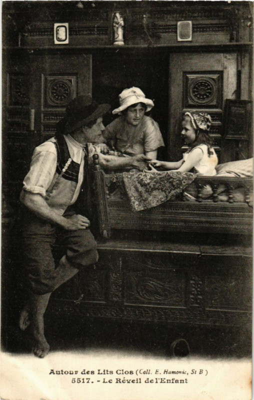 Carte postale ancienne Autour des Lits Clos - Le Réveil de l'Enfant - Folklore - Types