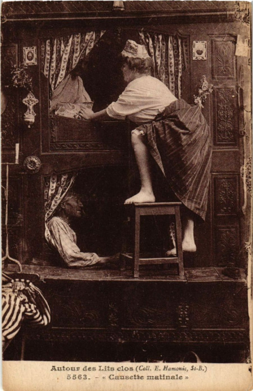 Carte postale ancienne Autour des Lits Clos - Causette Matinale - Folklore - Types