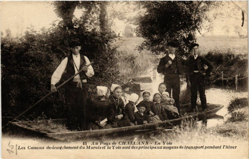 Carte postale ancienne Au Pays de Challans - La Yole - Folklore - Types