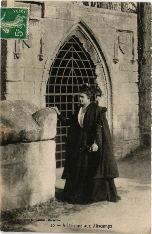 Carte postale ancienne Arlésienne aux Aliscamps - Folklore - Types