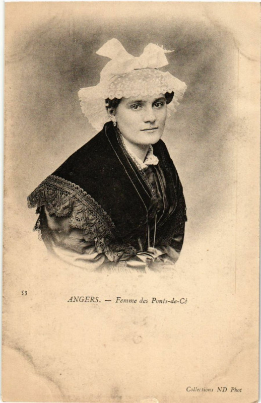 Carte postale ancienne Angers - Femme des Ponts-de-Cé - Folklore - Types