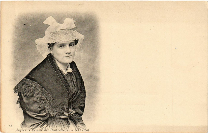 Carte postale ancienne Angers - Femme des Ponts-de-Cé - Folklore - Types
