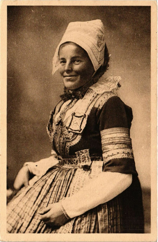 Carte postale ancienne Ancien Costume des Pays maritimes de Saint-Nic - Plomodiern