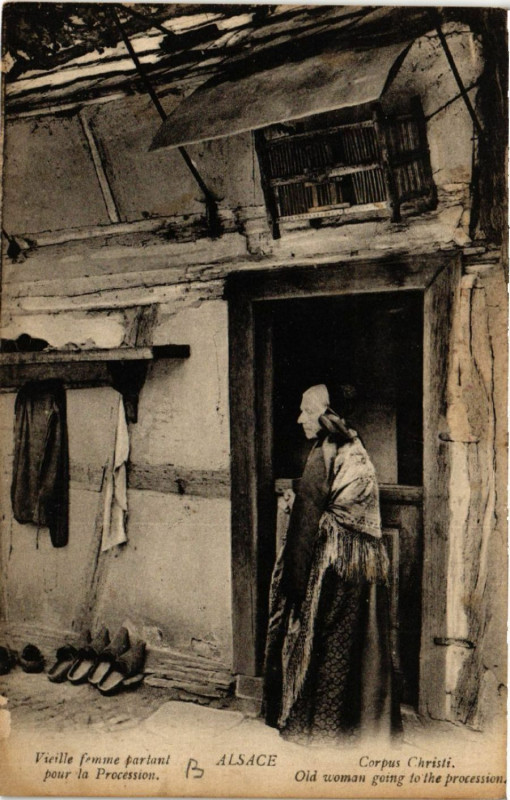 Carte postale ancienne Alsace - Vieille femme partant pour la Procession - Folklore