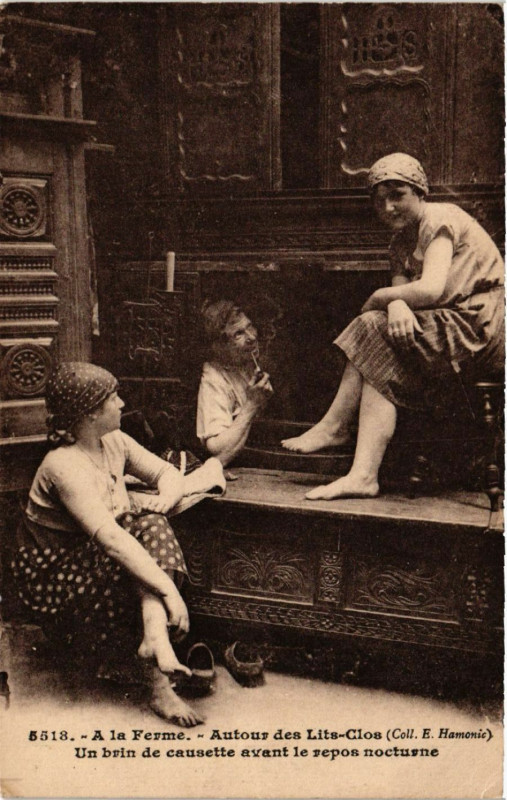 Carte postale ancienne A la Ferme - Autour des Lits-Clos - Folklore - Types