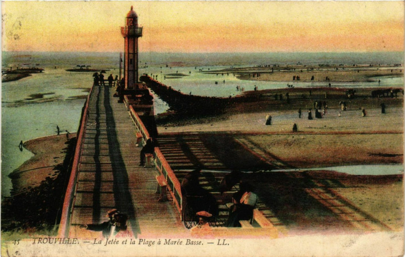 Carte postale ancienne Trouville La Jetee et la Plage Lighthouse Phare