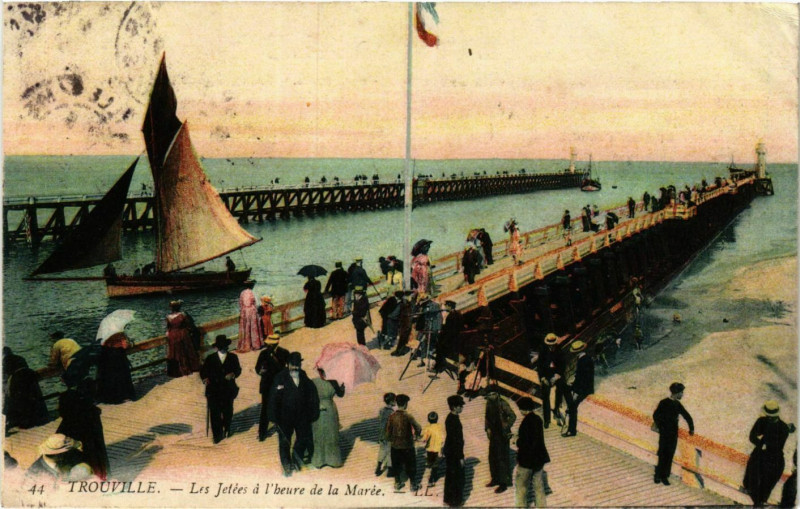 Carte postale ancienne Trouville Les Jetees a l'heure de la Maree Lighthouse Phare
