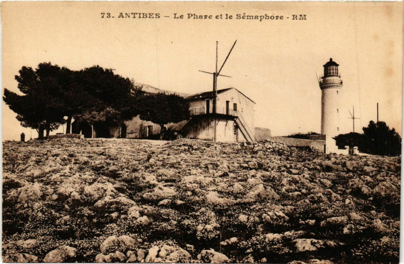 Carte postale ancienne Antibes Le Phare et le Semaphore Lighthouse Phare