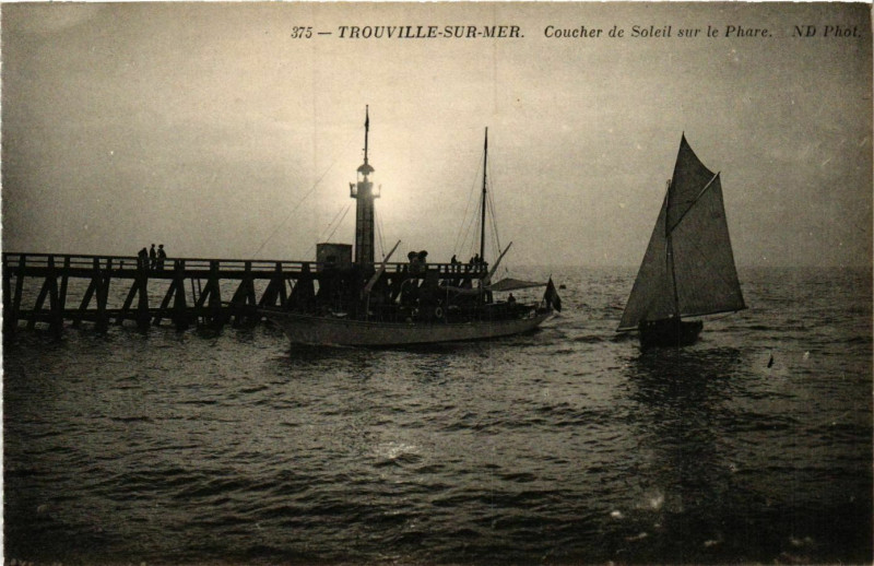Carte postale ancienne Trouville sur Mer Coucher de Soleil Lighthouse Phare