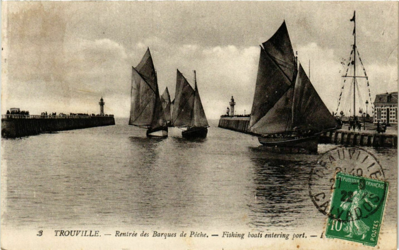 Carte postale ancienne Trouville Retree des Barques de la Peche Lighthouse Phare