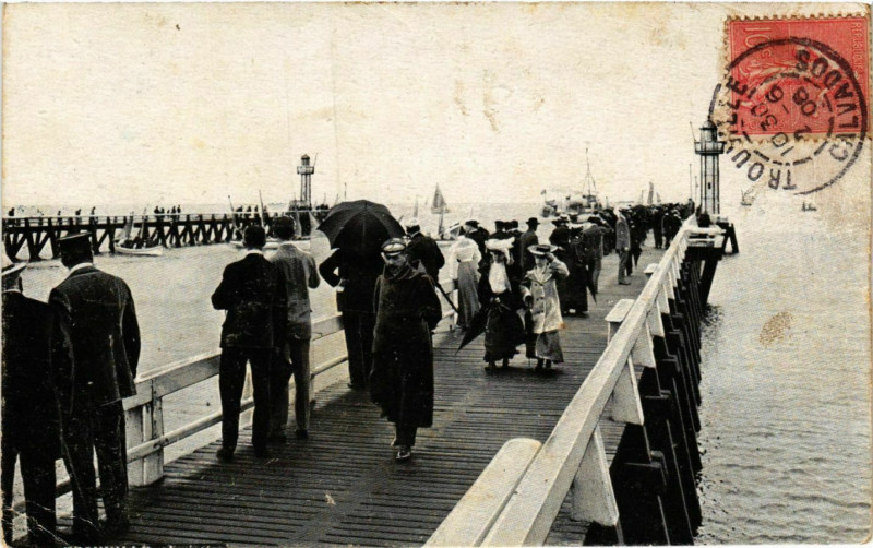 Carte postale ancienne Trouville La Jetee Lighthouse Phare