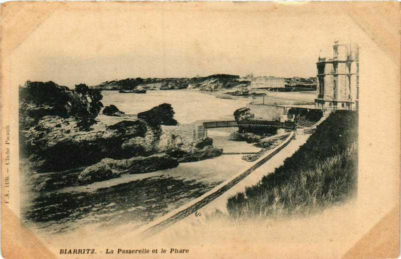 Carte postale ancienne Biarritz La Passerelle et le Phare Lighthouse Phare