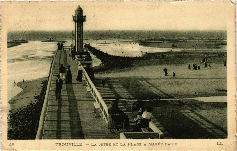 Carte postale ancienne Trouville La Jetee et la Plage Lighthouse Phare
