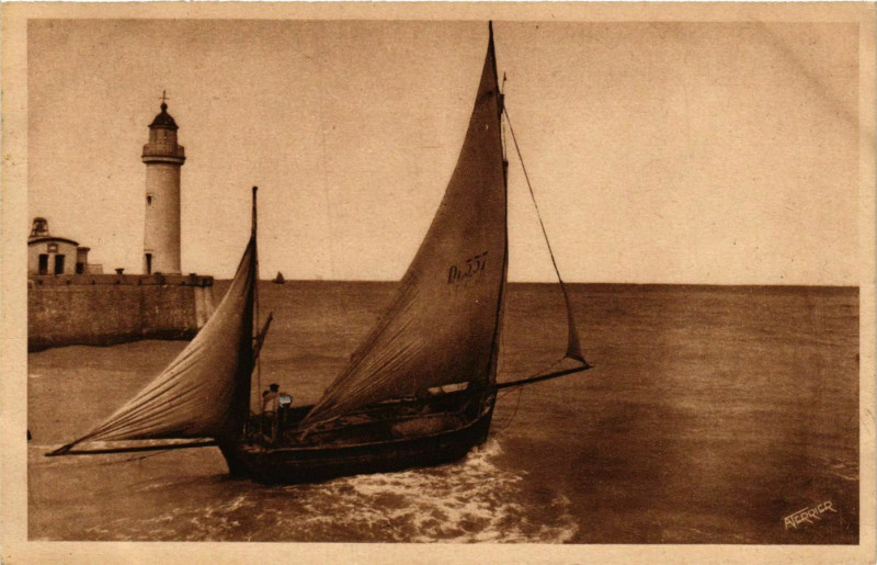 Carte postale ancienne Une Barque part pour la peche Lighthouse Phare
