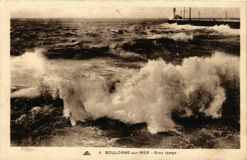 Carte postale ancienne Boulogne-sur-Mer Gros temps Lighthouse Phare