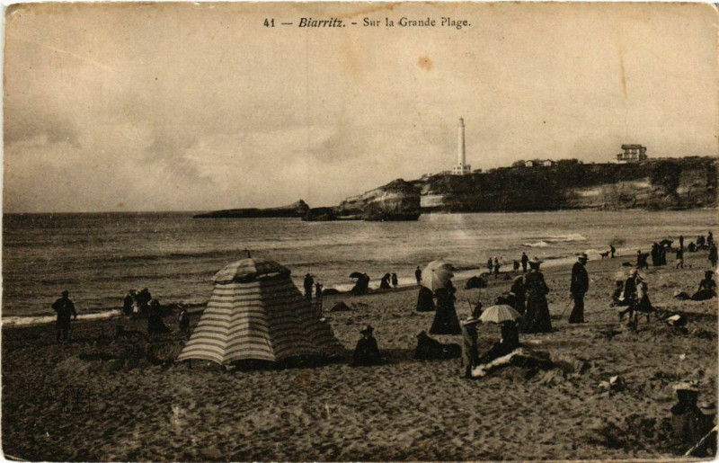 Carte postale ancienne Biarritz Sur la grande Plage Lighthouse Phare