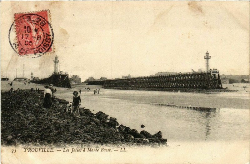 Carte postale ancienne Trouville Les Jetees a Maree basse Lighthouse Phare