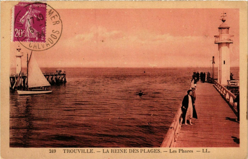 Carte postale ancienne Trouville La Reine des Plages Les Phares Lighthouse Phare