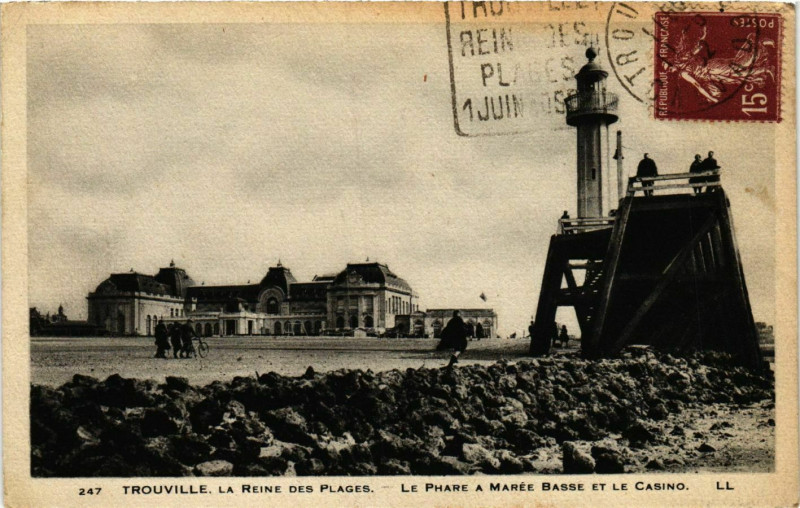 Carte postale ancienne Trouville La Reine des Plages Le Phare Lighthouse Phare