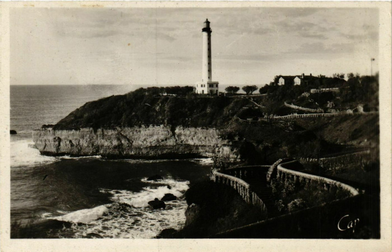 Carte postale ancienne Biarritz Le Phare et les nouveaux jardins Lighthouse Phare