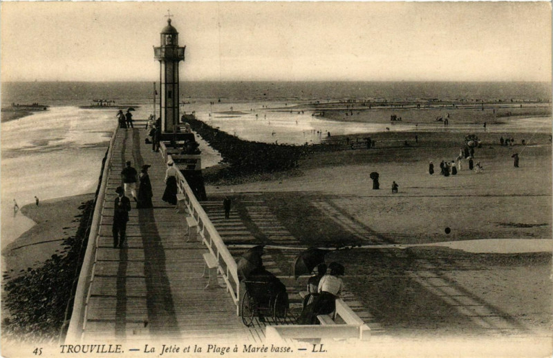 Carte postale ancienne Trouville La jetee et la Plage Lighthouse Phare