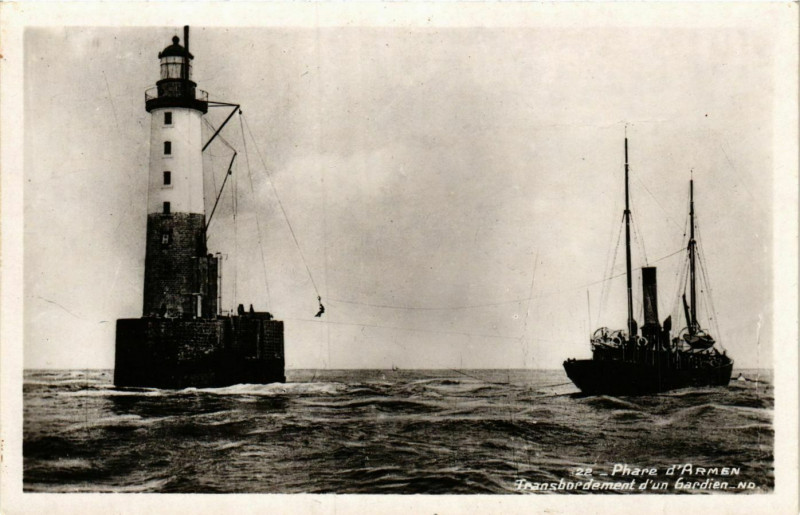 Carte postale ancienne Transbordement d'un Gardien Phare d'Armen Lighthouse Phare