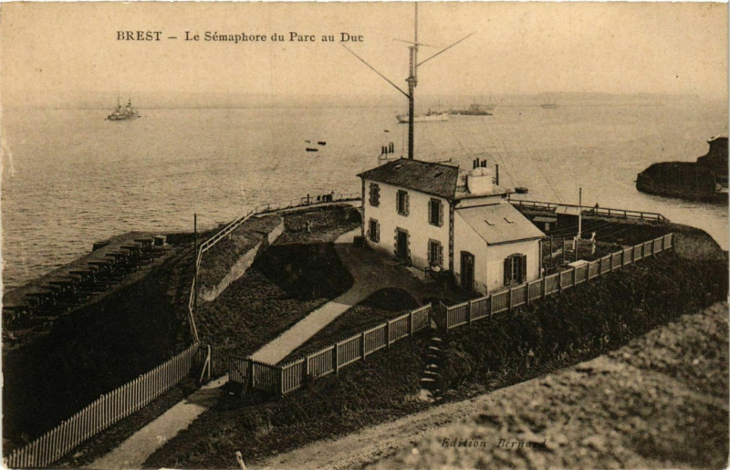 Carte postale ancienne Brest Le Semaphore du Parc au Duc Lighthouse Phare