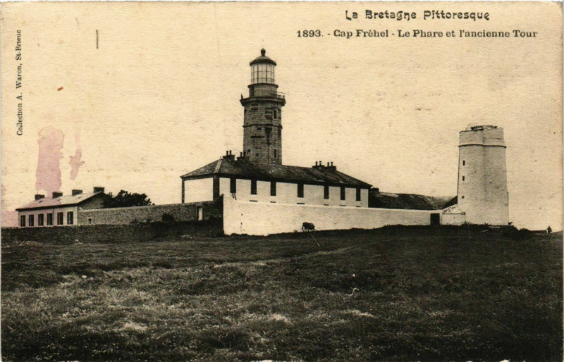 Carte postale ancienne Cap Frehel Le Phare et l'ancienne tour Lighthouse Phare